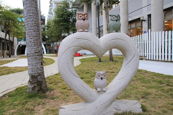 臺中市立圖書館霧峰以文分館:【台中霧峰景點】搶先曝光~臺中市立圖書館霧峰以文分館,隱藏版的夢幻小教堂與LOVE造景,約會美拍新地標