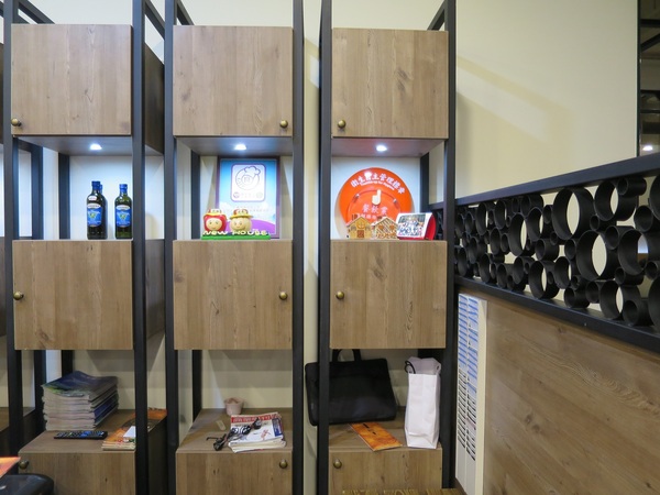 NEW HOUSE(家樂福成功店)：NEW HOUSE     ..(新光) 家樂福成功店