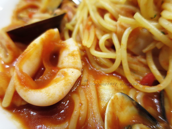 NEW HOUSE(家樂福成功店)：NEW HOUSE     ..(新光) 家樂福成功店