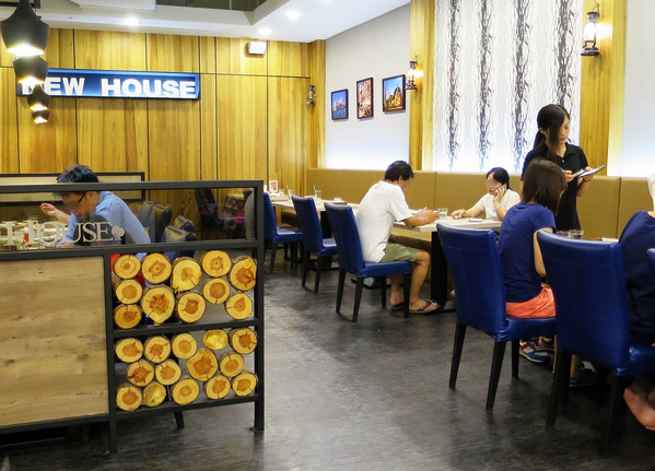 NEW HOUSE(家樂福成功店)：NEW HOUSE     ..(新光) 家樂福成功店