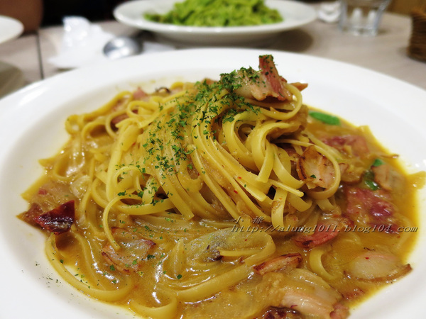 NEW HOUSE(家樂福成功店)：NEW HOUSE     ..(新光) 家樂福成功店