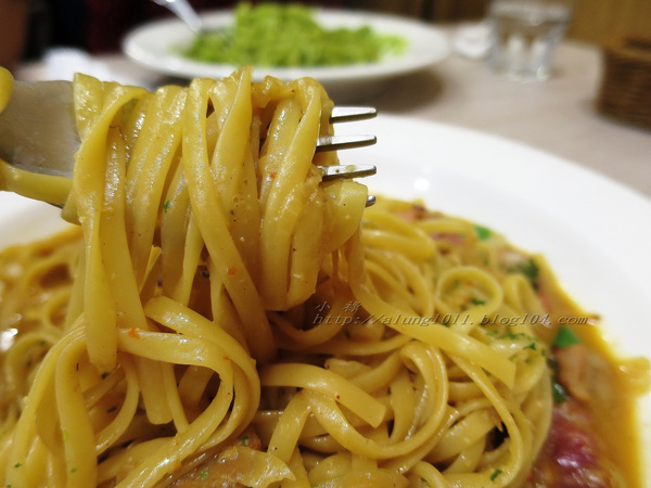 NEW HOUSE(家樂福成功店)：NEW HOUSE     ..(新光) 家樂福成功店