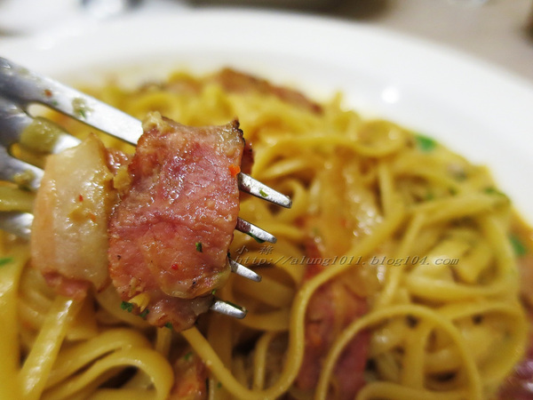 NEW HOUSE(家樂福成功店)：NEW HOUSE     ..(新光) 家樂福成功店