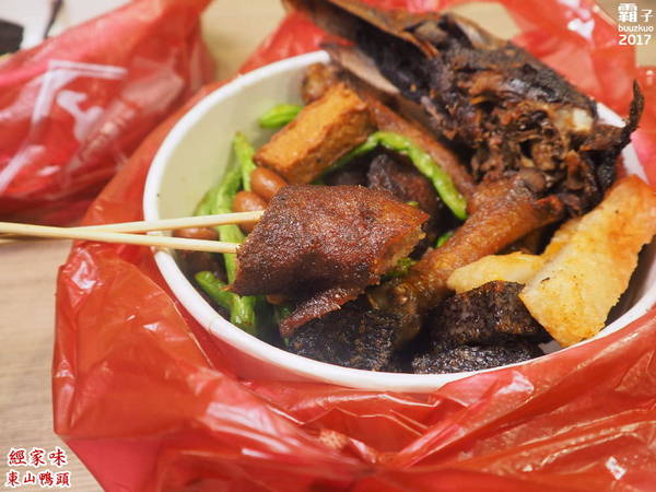 經家味東山鴨頭大雅店: 經家味東山鴨頭,老滷汁滷後再炸,帶著淡淡中藥香~ 經家味東山鴨頭大雅店: 經家味東山鴨頭,老滷汁滷後再炸,帶著淡淡中藥香~