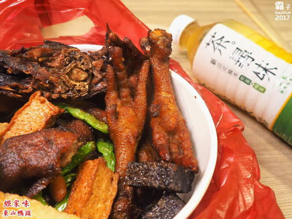 經家味東山鴨頭大雅店: 經家味東山鴨頭,老滷汁滷後再炸,帶著淡淡中藥香~ 經家味東山鴨頭大雅店: 經家味東山鴨頭,老滷汁滷後再炸,帶著淡淡中藥香~