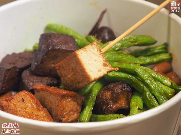 經家味東山鴨頭大雅店: 經家味東山鴨頭,老滷汁滷後再炸,帶著淡淡中藥香~ 經家味東山鴨頭大雅店: 經家味東山鴨頭,老滷汁滷後再炸,帶著淡淡中藥香~