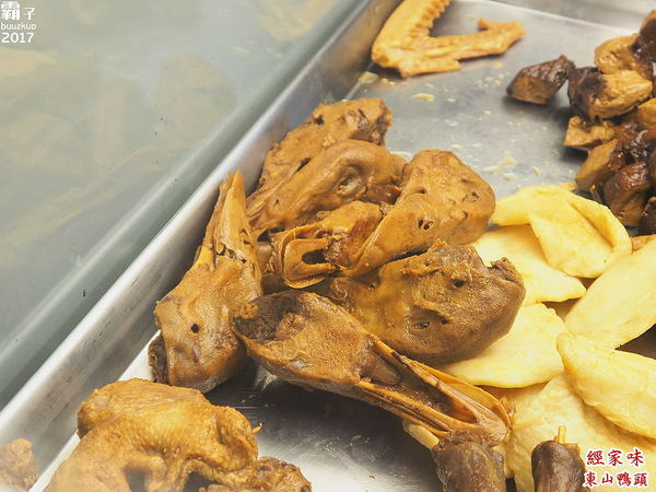 經家味東山鴨頭大雅店: 經家味東山鴨頭,老滷汁滷後再炸,帶著淡淡中藥香~ 經家味東山鴨頭大雅店: 經家味東山鴨頭,老滷汁滷後再炸,帶著淡淡中藥香~