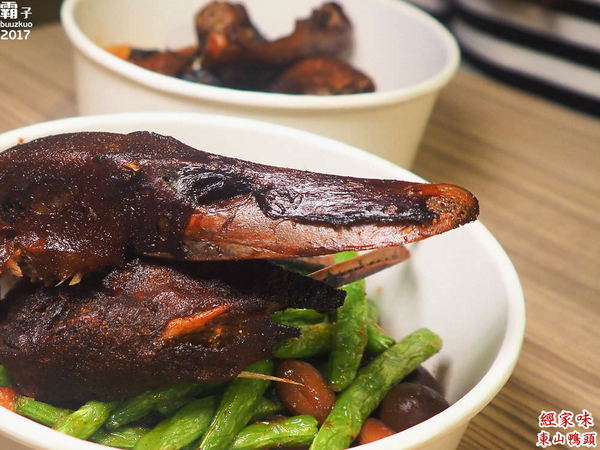 經家味東山鴨頭大雅店: 經家味東山鴨頭,老滷汁滷後再炸,帶著淡淡中藥香~ 經家味東山鴨頭大雅店: 經家味東山鴨頭,老滷汁滷後再炸,帶著淡淡中藥香~