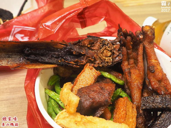 經家味東山鴨頭大雅店: 經家味東山鴨頭,老滷汁滷後再炸,帶著淡淡中藥香~ 經家味東山鴨頭大雅店: 經家味東山鴨頭,老滷汁滷後再炸,帶著淡淡中藥香~