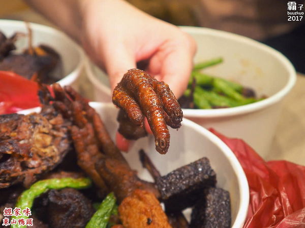 經家味東山鴨頭大雅店: 經家味東山鴨頭,老滷汁滷後再炸,帶著淡淡中藥香~ 經家味東山鴨頭大雅店: 經家味東山鴨頭,老滷汁滷後再炸,帶著淡淡中藥香~