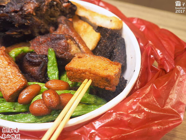 經家味東山鴨頭大雅店: 經家味東山鴨頭,老滷汁滷後再炸,帶著淡淡中藥香~ 經家味東山鴨頭大雅店: 經家味東山鴨頭,老滷汁滷後再炸,帶著淡淡中藥香~