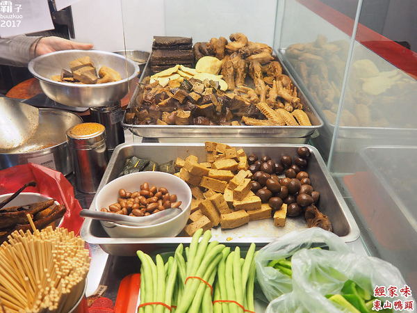 經家味東山鴨頭大雅店: 經家味東山鴨頭,老滷汁滷後再炸,帶著淡淡中藥香~ 經家味東山鴨頭大雅店: 經家味東山鴨頭,老滷汁滷後再炸,帶著淡淡中藥香~