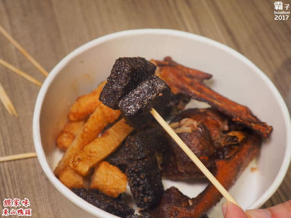 經家味東山鴨頭大雅店: 經家味東山鴨頭,老滷汁滷後再炸,帶著淡淡中藥香~ 經家味東山鴨頭大雅店: 經家味東山鴨頭,老滷汁滷後再炸,帶著淡淡中藥香~