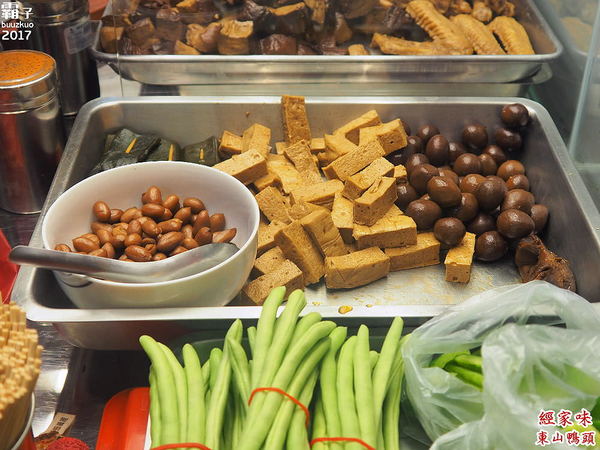 經家味東山鴨頭大雅店: 經家味東山鴨頭,老滷汁滷後再炸,帶著淡淡中藥香~ 經家味東山鴨頭大雅店: 經家味東山鴨頭,老滷汁滷後再炸,帶著淡淡中藥香~