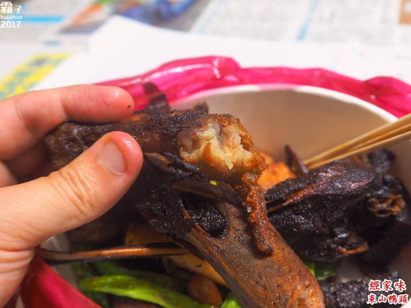 經家味東山鴨頭大雅店: 經家味東山鴨頭,老滷汁滷後再炸,帶著淡淡中藥香~ 經家味東山鴨頭大雅店: 經家味東山鴨頭,老滷汁滷後再炸,帶著淡淡中藥香~