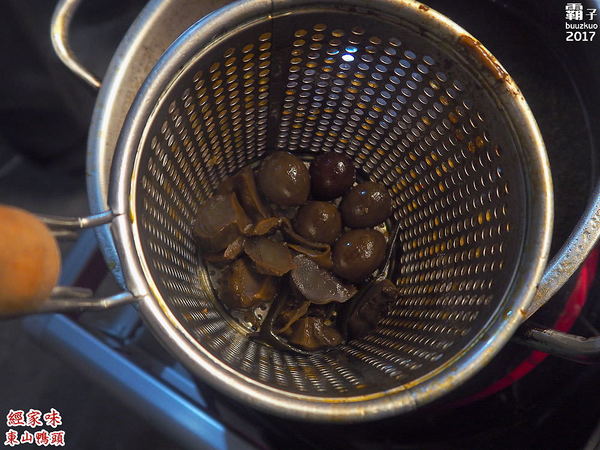 經家味東山鴨頭大雅店: 經家味東山鴨頭,老滷汁滷後再炸,帶著淡淡中藥香~ 經家味東山鴨頭大雅店: 經家味東山鴨頭,老滷汁滷後再炸,帶著淡淡中藥香~