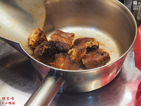 經家味東山鴨頭大雅店: 經家味東山鴨頭,老滷汁滷後再炸,帶著淡淡中藥香~ 經家味東山鴨頭大雅店: 經家味東山鴨頭,老滷汁滷後再炸,帶著淡淡中藥香~