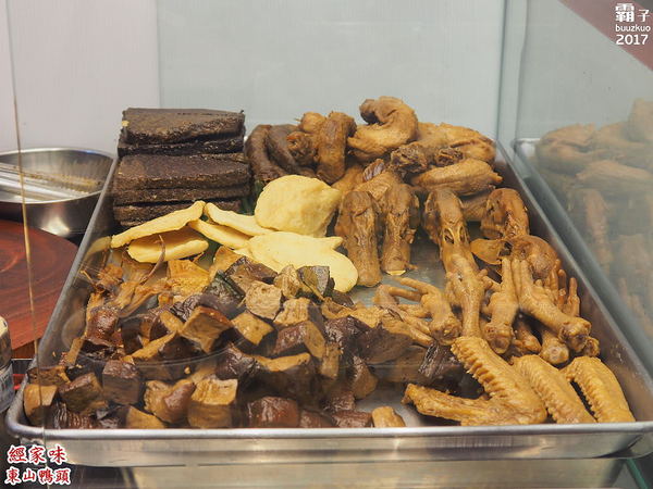 經家味東山鴨頭大雅店: 經家味東山鴨頭,老滷汁滷後再炸,帶著淡淡中藥香~ 經家味東山鴨頭大雅店: 經家味東山鴨頭,老滷汁滷後再炸,帶著淡淡中藥香~