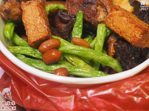 經家味東山鴨頭大雅店: 經家味東山鴨頭,老滷汁滷後再炸,帶著淡淡中藥香~ 經家味東山鴨頭大雅店: 經家味東山鴨頭,老滷汁滷後再炸,帶著淡淡中藥香~