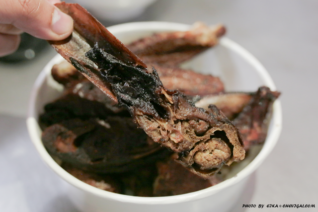 台中大雅│經家味東山鴨頭*飄香三十年的獨家滷汁香甜入味。先滷後炸的風味好迷人