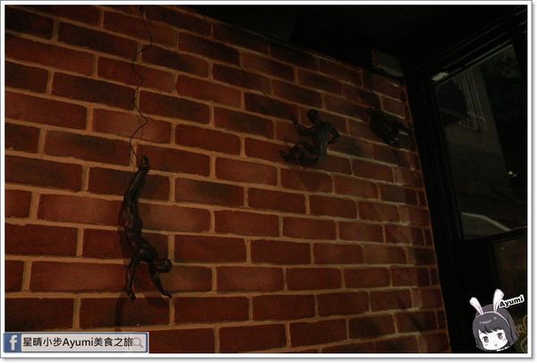 Chinesewhispers 悄悄話餐酒館：[食記]►台北大安區◄Chinese Whispers悄悄話餐酒館／三五好友小酌吃宵夜好去處／來到悄悄話你會愛上這杯／左左右右雞翅佐微辣甜醋醬／蘇格蘭白醬起司焗田螺附手工麵包