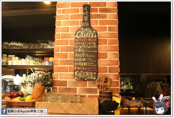 Chinesewhispers 悄悄話餐酒館：[食記]►台北大安區◄Chinese Whispers悄悄話餐酒館／三五好友小酌吃宵夜好去處／來到悄悄話你會愛上這杯／左左右右雞翅佐微辣甜醋醬／蘇格蘭白醬起司焗田螺附手工麵包