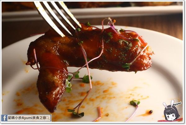 Chinesewhispers 悄悄話餐酒館：[食記]►台北大安區◄Chinese Whispers悄悄話餐酒館／三五好友小酌吃宵夜好去處／來到悄悄話你會愛上這杯／左左右右雞翅佐微辣甜醋醬／蘇格蘭白醬起司焗田螺附手工麵包