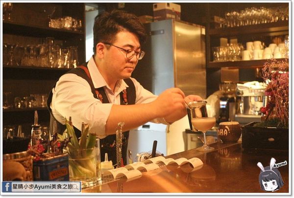 Chinesewhispers 悄悄話餐酒館：[食記]►台北大安區◄Chinese Whispers悄悄話餐酒館／三五好友小酌吃宵夜好去處／來到悄悄話你會愛上這杯／左左右右雞翅佐微辣甜醋醬／蘇格蘭白醬起司焗田螺附手工麵包