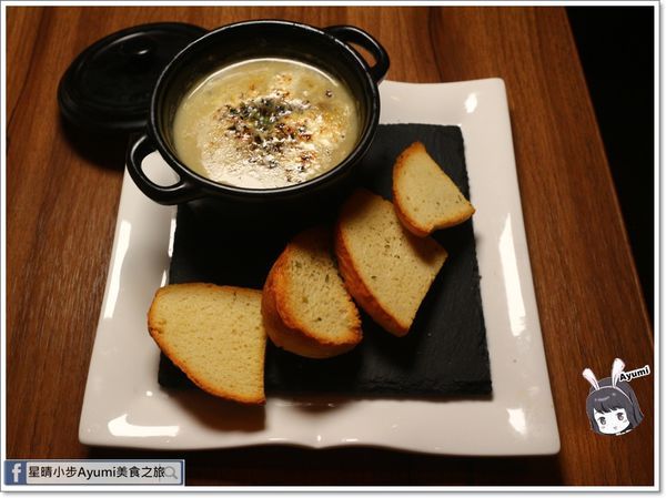 Chinesewhispers 悄悄話餐酒館：[食記]►台北大安區◄Chinese Whispers悄悄話餐酒館／三五好友小酌吃宵夜好去處／來到悄悄話你會愛上這杯／左左右右雞翅佐微辣甜醋醬／蘇格蘭白醬起司焗田螺附手工麵包