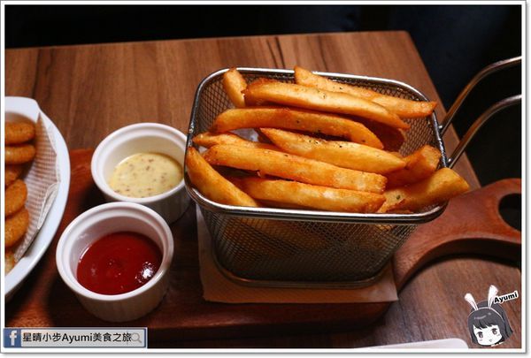 Chinesewhispers 悄悄話餐酒館：[食記]►台北大安區◄Chinese Whispers悄悄話餐酒館／三五好友小酌吃宵夜好去處／來到悄悄話你會愛上這杯／左左右右雞翅佐微辣甜醋醬／蘇格蘭白醬起司焗田螺附手工麵包