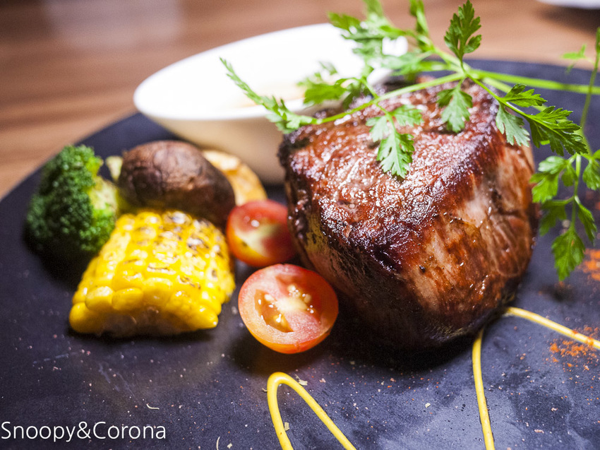 【台北美食】東區餐酒館|Chinese Whispers悄悄話餐酒館~復古工業風格的裝潢、網美最愛浮誇有梗的調酒
