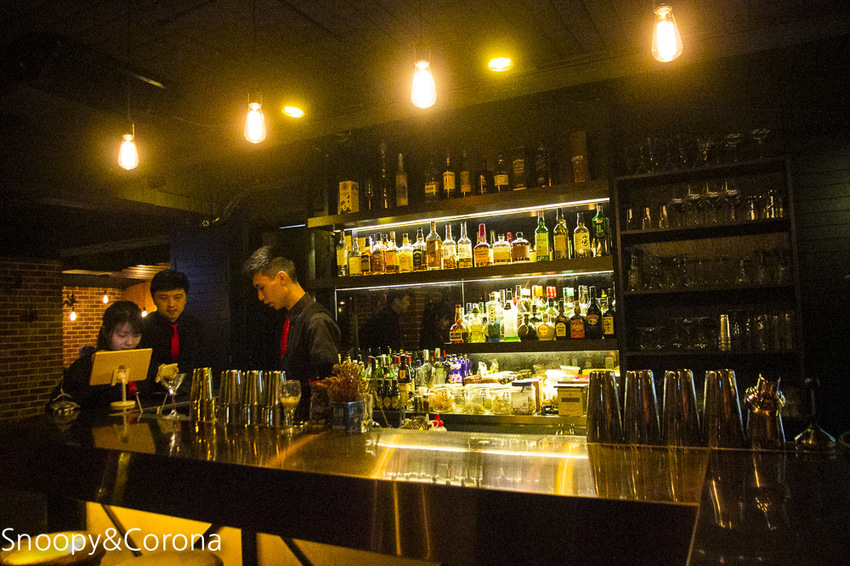 【台北美食】東區餐酒館|Chinese Whispers悄悄話餐酒館~復古工業風格的裝潢、網美最愛浮誇有梗的調酒