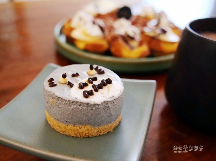 桃園市區美食【鹿點咖啡 Luna桃園店】老屋改建&用餐不限時│造訪梅花鹿森林與巨大擬真月亮 - 德妹看新世界