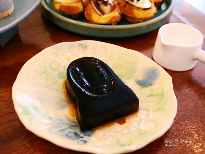 桃園市區美食【鹿點咖啡 Luna桃園店】老屋改建&用餐不限時│造訪梅花鹿森林與巨大擬真月亮 - 德妹看新世界