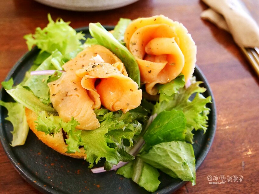 桃園市區美食【鹿點咖啡 Luna桃園店】老屋改建&用餐不限時│造訪梅花鹿森林與巨大擬真月亮 - 德妹看新世界