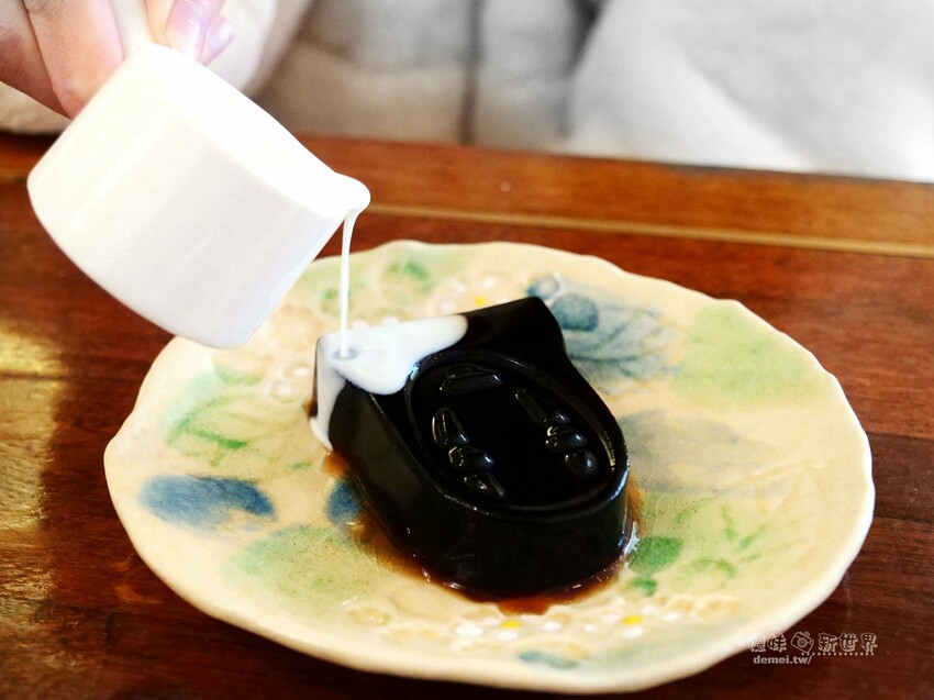 桃園市區美食【鹿點咖啡 Luna桃園店】老屋改建&用餐不限時│造訪梅花鹿森林與巨大擬真月亮 - 德妹看新世界