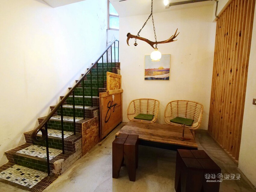 桃園市區美食【鹿點咖啡 Luna桃園店】老屋改建&用餐不限時│造訪梅花鹿森林與巨大擬真月亮 - 德妹看新世界