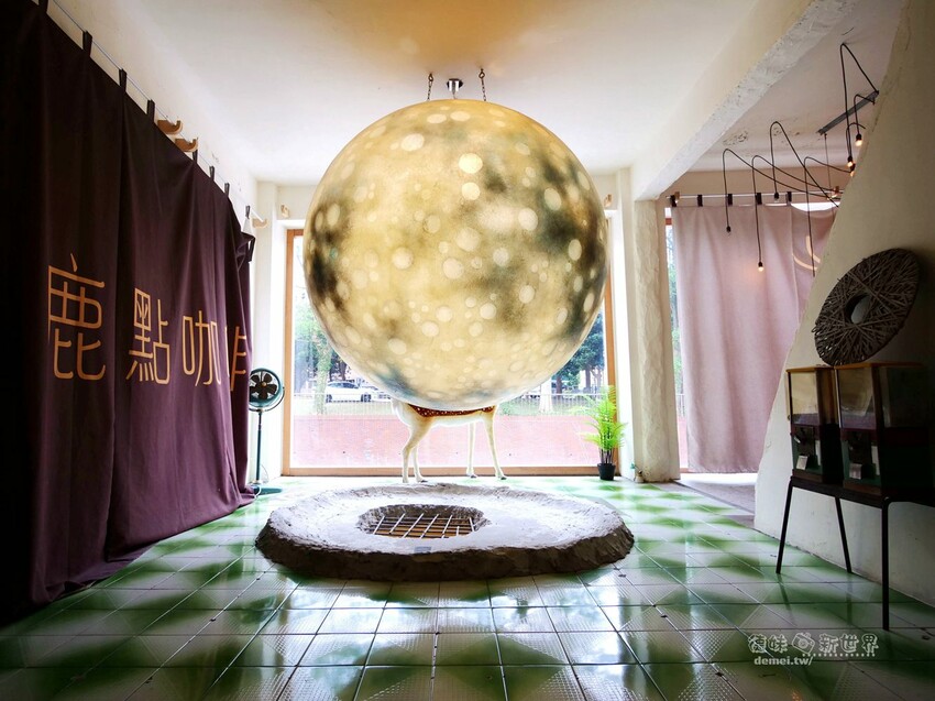 桃園市區美食【鹿點咖啡 Luna桃園店】老屋改建&用餐不限時│造訪梅花鹿森林與巨大擬真月亮 - 德妹看新世界