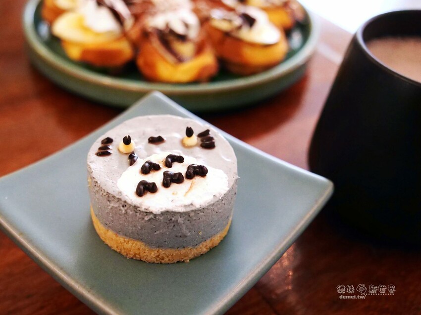 桃園市區美食【鹿點咖啡 Luna桃園店】老屋改建&用餐不限時│造訪梅花鹿森林與巨大擬真月亮 - 德妹看新世界