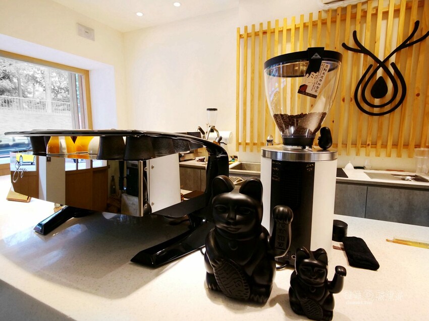 桃園市區美食【鹿點咖啡 Luna桃園店】老屋改建&用餐不限時│造訪梅花鹿森林與巨大擬真月亮 - 德妹看新世界