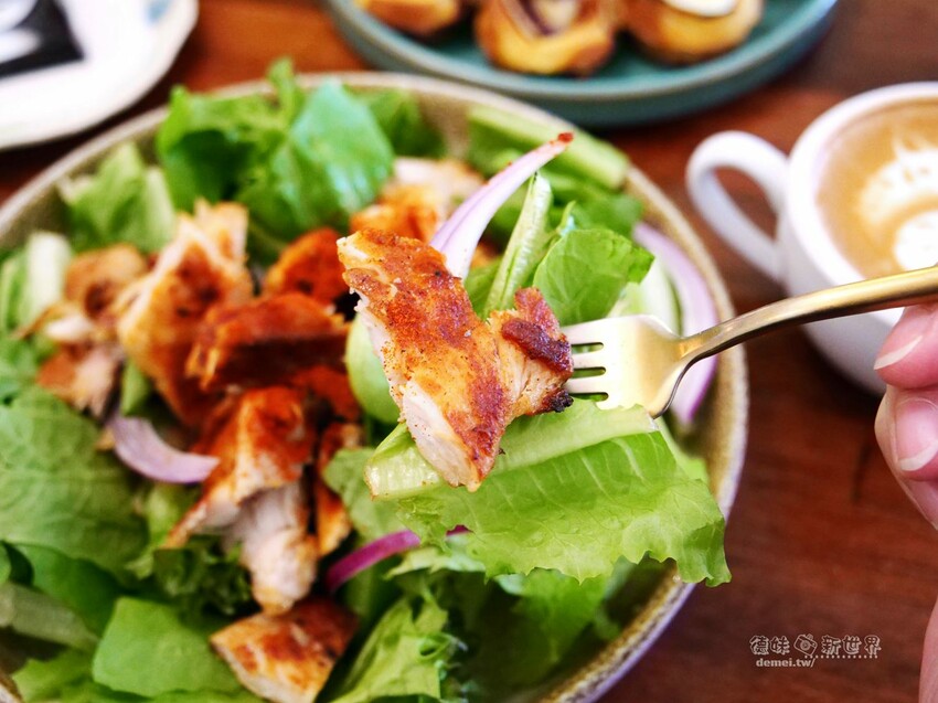 桃園市區美食【鹿點咖啡 Luna桃園店】老屋改建&用餐不限時│造訪梅花鹿森林與巨大擬真月亮 - 德妹看新世界