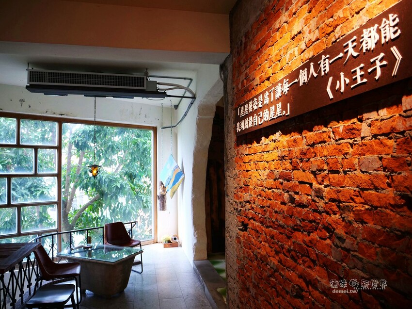 桃園市區美食【鹿點咖啡 Luna桃園店】老屋改建&用餐不限時│造訪梅花鹿森林與巨大擬真月亮 - 德妹看新世界