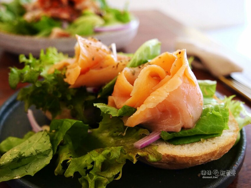 桃園市區美食【鹿點咖啡 Luna桃園店】老屋改建&用餐不限時│造訪梅花鹿森林與巨大擬真月亮 - 德妹看新世界