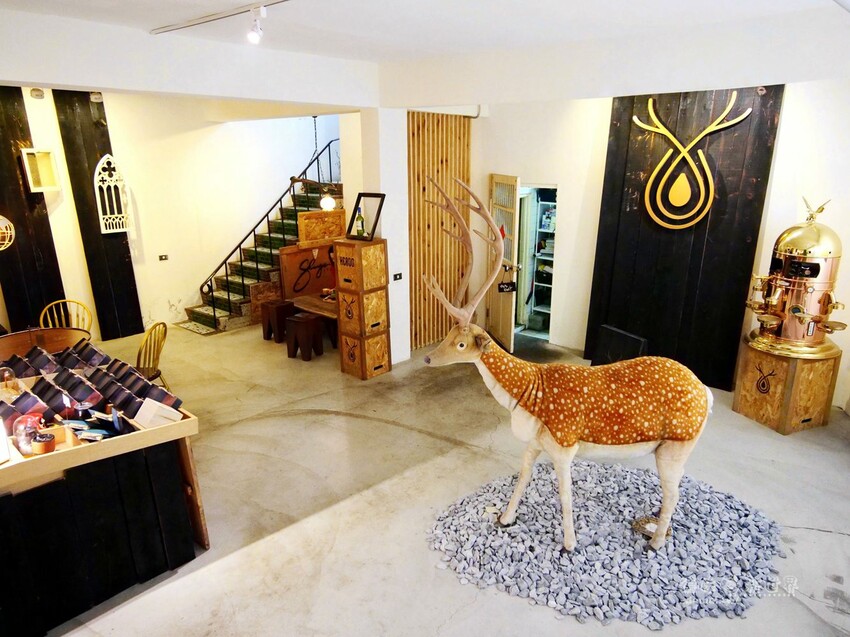 桃園市區美食【鹿點咖啡 Luna桃園店】老屋改建&用餐不限時│造訪梅花鹿森林與巨大擬真月亮 - 德妹看新世界