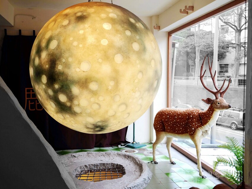 桃園市區美食【鹿點咖啡 Luna桃園店】老屋改建&用餐不限時│造訪梅花鹿森林與巨大擬真月亮 - 德妹看新世界