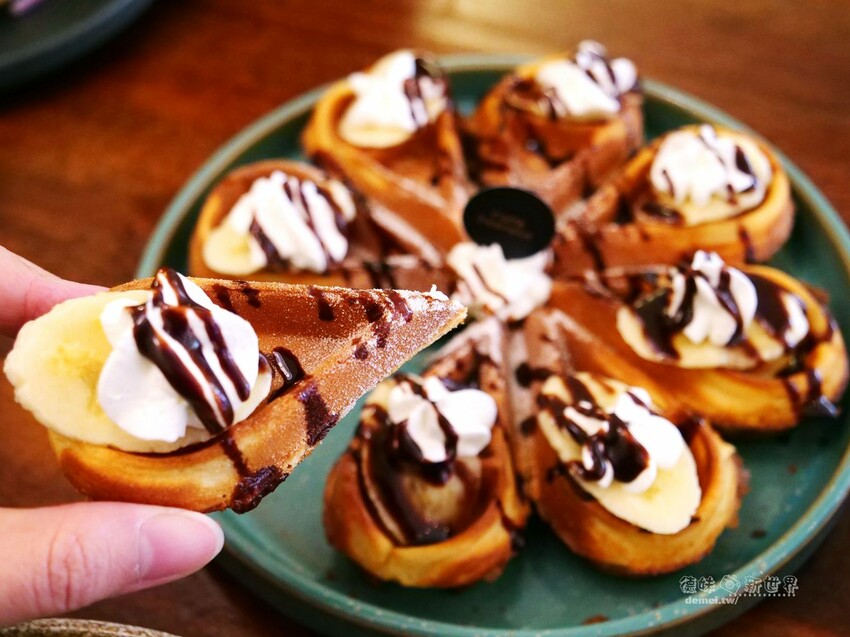 桃園市區美食【鹿點咖啡 Luna桃園店】老屋改建&用餐不限時│造訪梅花鹿森林與巨大擬真月亮 - 德妹看新世界