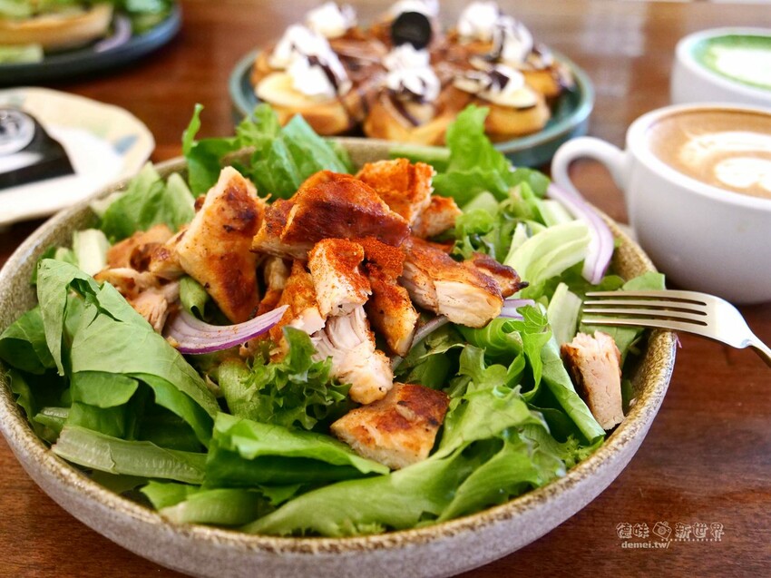 桃園市區美食【鹿點咖啡 Luna桃園店】老屋改建&用餐不限時│造訪梅花鹿森林與巨大擬真月亮 - 德妹看新世界