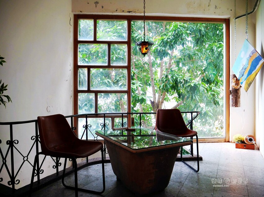 桃園市區美食【鹿點咖啡 Luna桃園店】老屋改建&用餐不限時│造訪梅花鹿森林與巨大擬真月亮 - 德妹看新世界