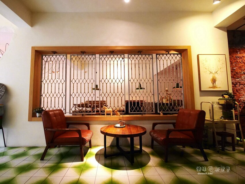 桃園市區美食【鹿點咖啡 Luna桃園店】老屋改建&用餐不限時│造訪梅花鹿森林與巨大擬真月亮 - 德妹看新世界