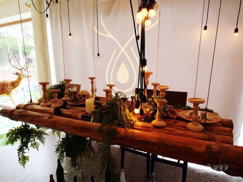 桃園市區美食【鹿點咖啡 Luna桃園店】老屋改建&用餐不限時│造訪梅花鹿森林與巨大擬真月亮 - 德妹看新世界